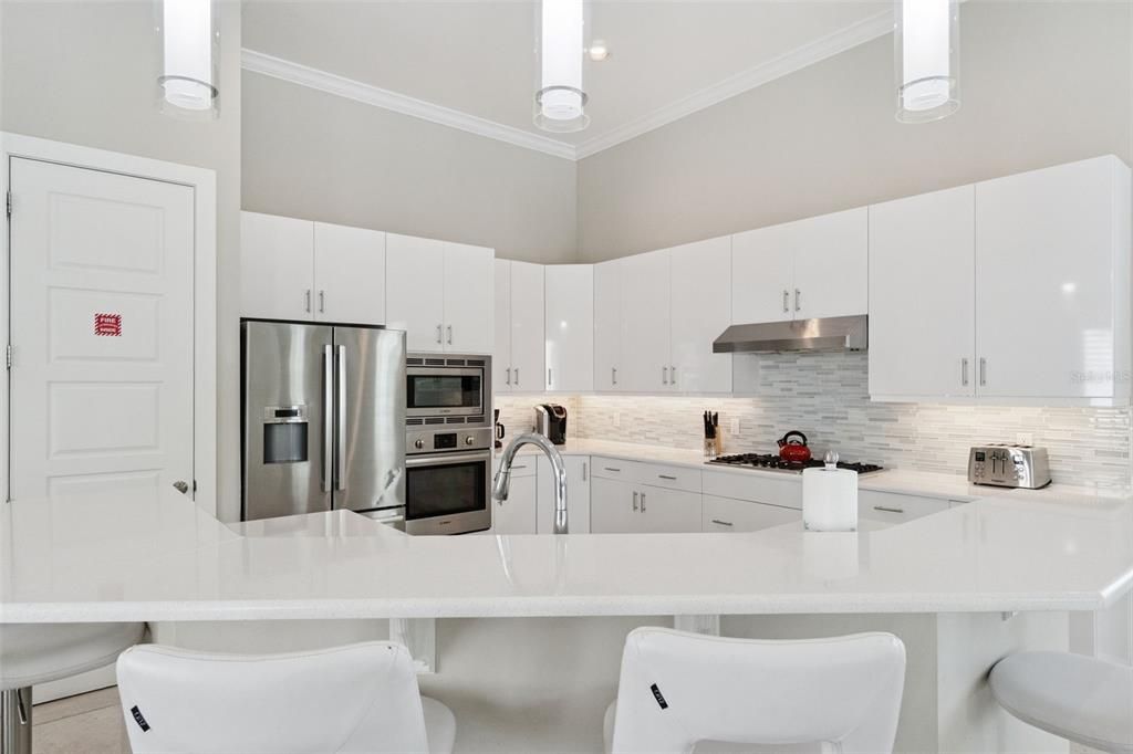 合同活跃: $975,000 (5 贝兹, 5 浴室, 3377 平方英尺)