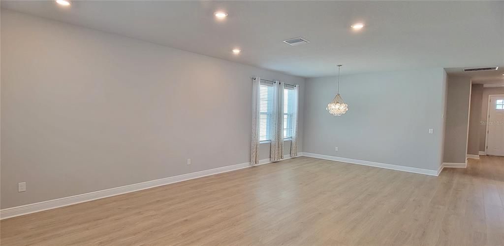 Active With Contract: $2,800 (3 beds, 2 baths, 2018 Square Feet)