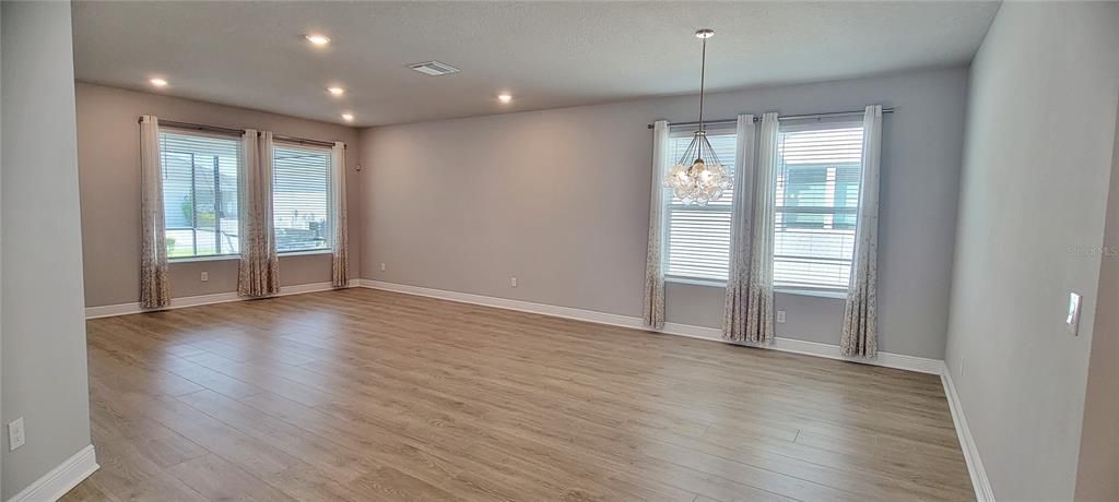 Active With Contract: $2,800 (3 beds, 2 baths, 2018 Square Feet)