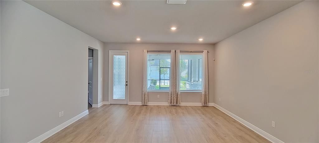 Active With Contract: $2,800 (3 beds, 2 baths, 2018 Square Feet)