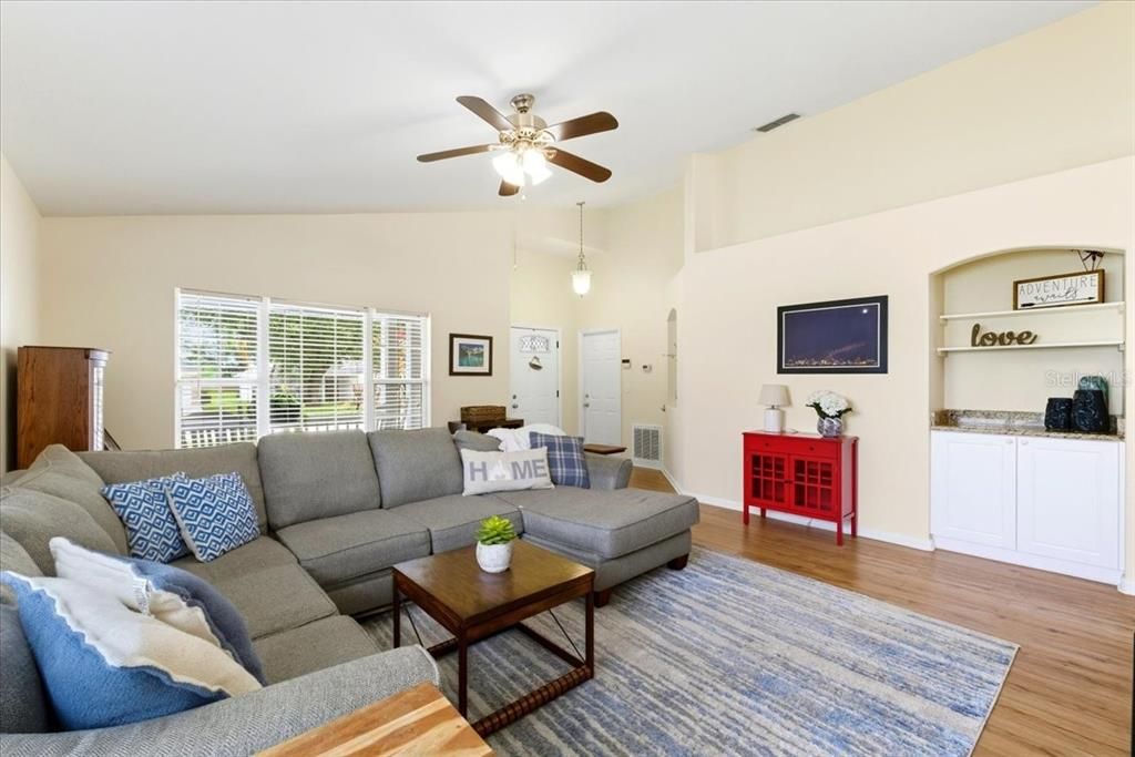 合同活跃: $339,000 (3 贝兹, 2 浴室, 1521 平方英尺)