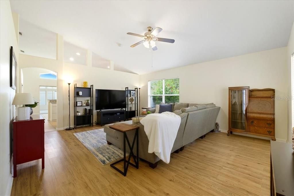 合同活跃: $339,000 (3 贝兹, 2 浴室, 1521 平方英尺)