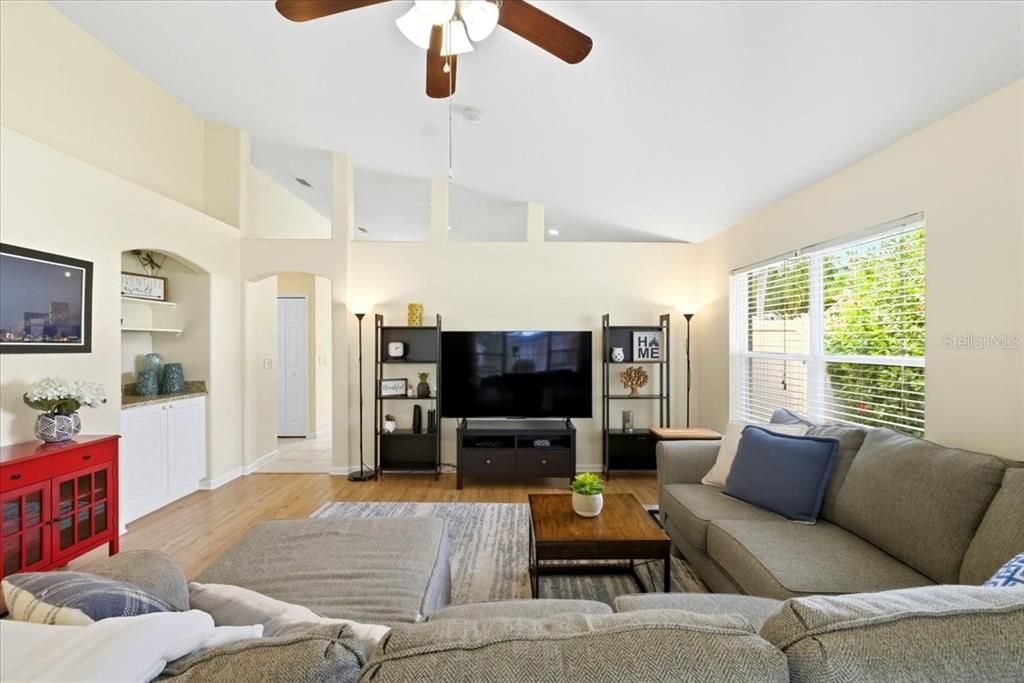 合同活跃: $339,000 (3 贝兹, 2 浴室, 1521 平方英尺)