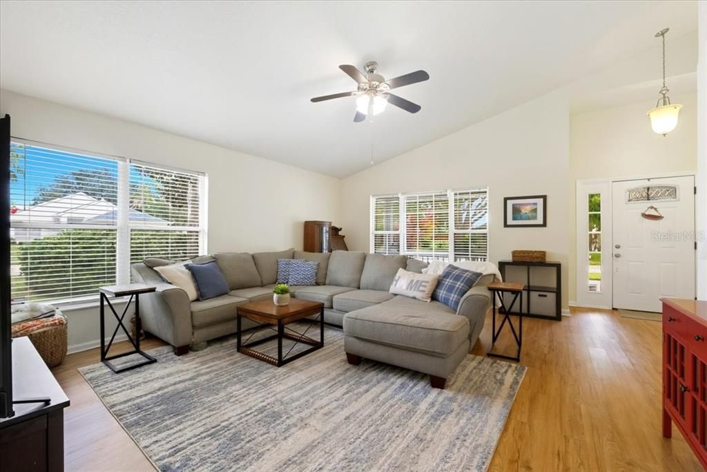 合同活跃: $339,000 (3 贝兹, 2 浴室, 1521 平方英尺)