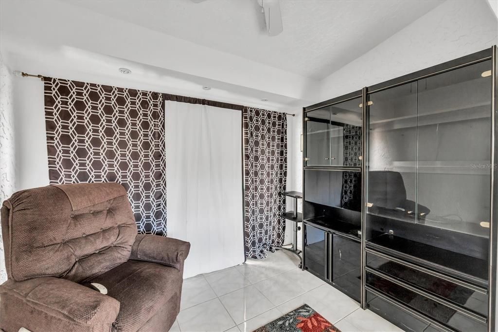 Active With Contract: $129,900 (2 beds, 2 baths, 930 Square Feet)