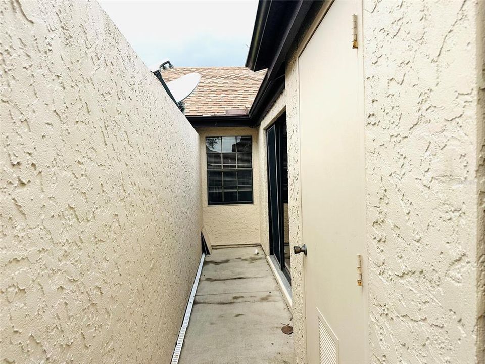 Active With Contract: $129,900 (2 beds, 2 baths, 930 Square Feet)