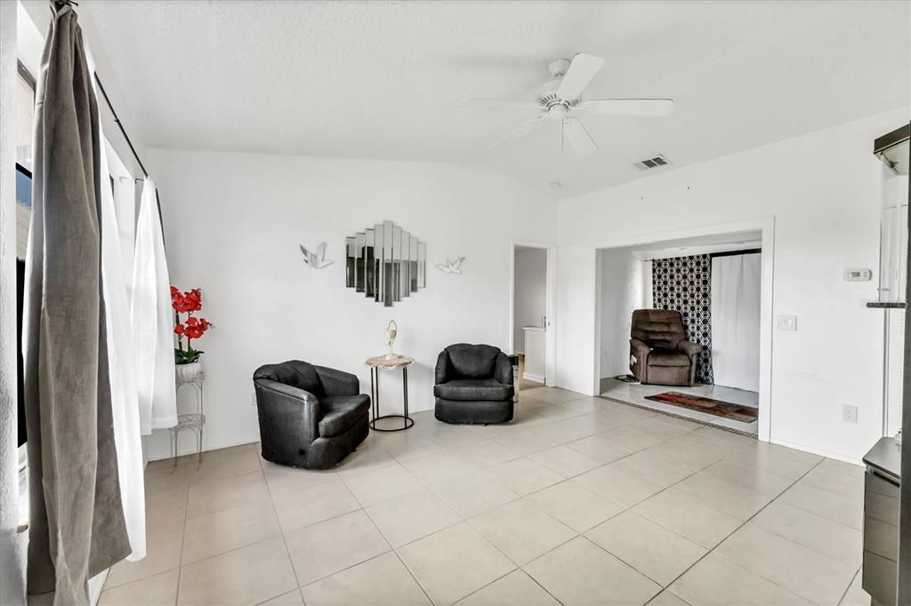 Active With Contract: $129,900 (2 beds, 2 baths, 930 Square Feet)