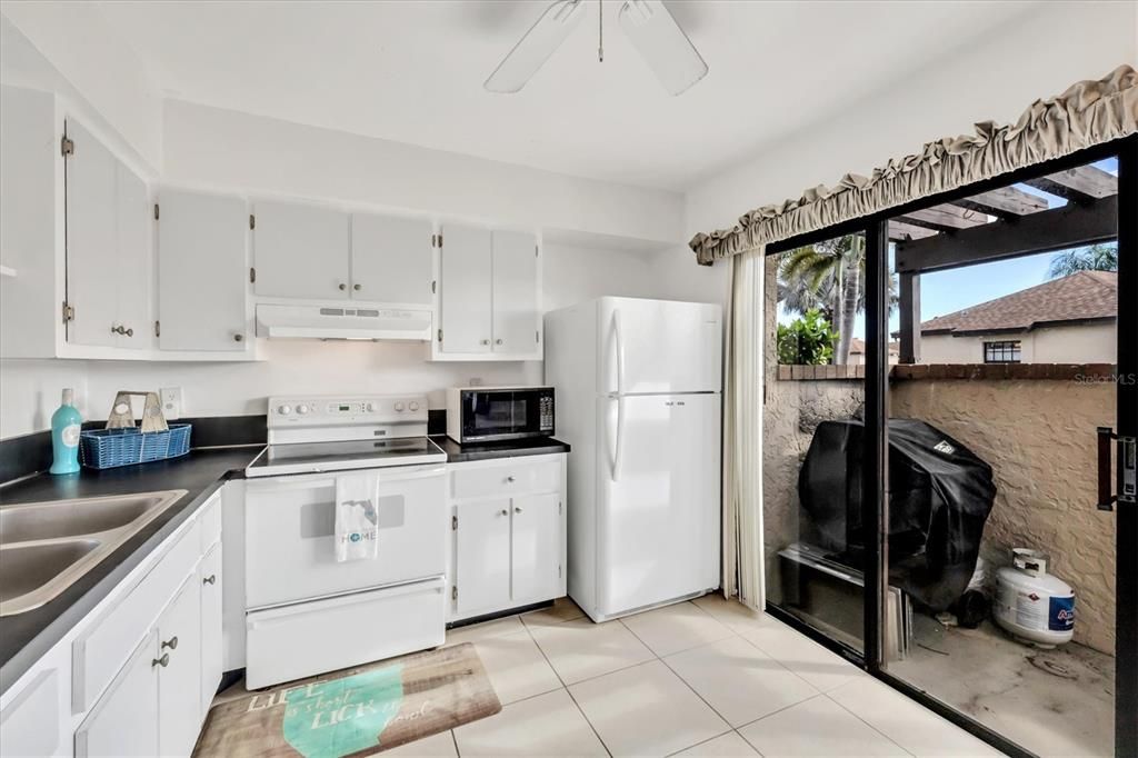 Active With Contract: $129,900 (2 beds, 2 baths, 930 Square Feet)