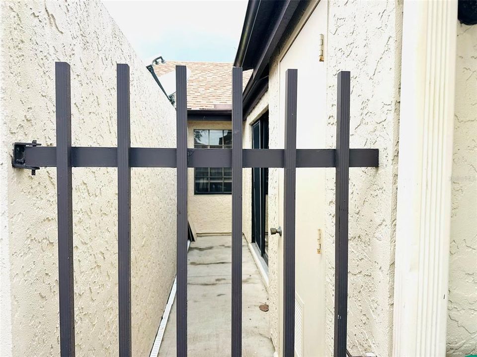 Active With Contract: $129,900 (2 beds, 2 baths, 930 Square Feet)