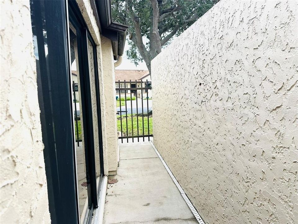 Active With Contract: $129,900 (2 beds, 2 baths, 930 Square Feet)