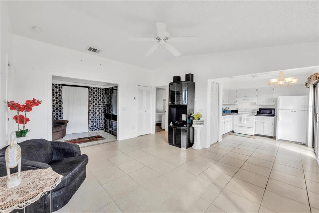 Active With Contract: $129,900 (2 beds, 2 baths, 930 Square Feet)