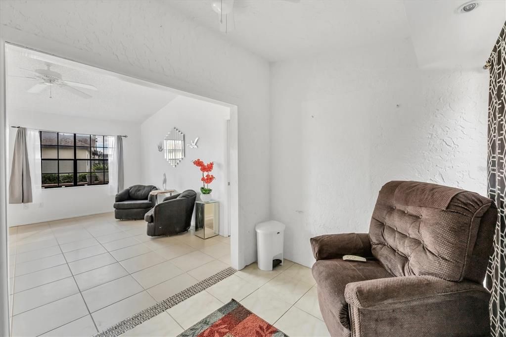 Active With Contract: $129,900 (2 beds, 2 baths, 930 Square Feet)