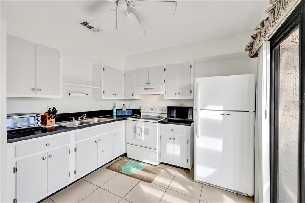 Active With Contract: $129,900 (2 beds, 2 baths, 930 Square Feet)