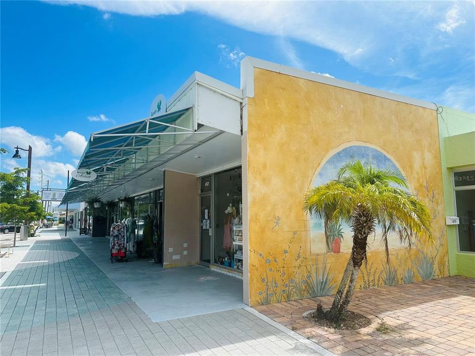 Active With Contract: $129,900 (2 beds, 2 baths, 930 Square Feet)