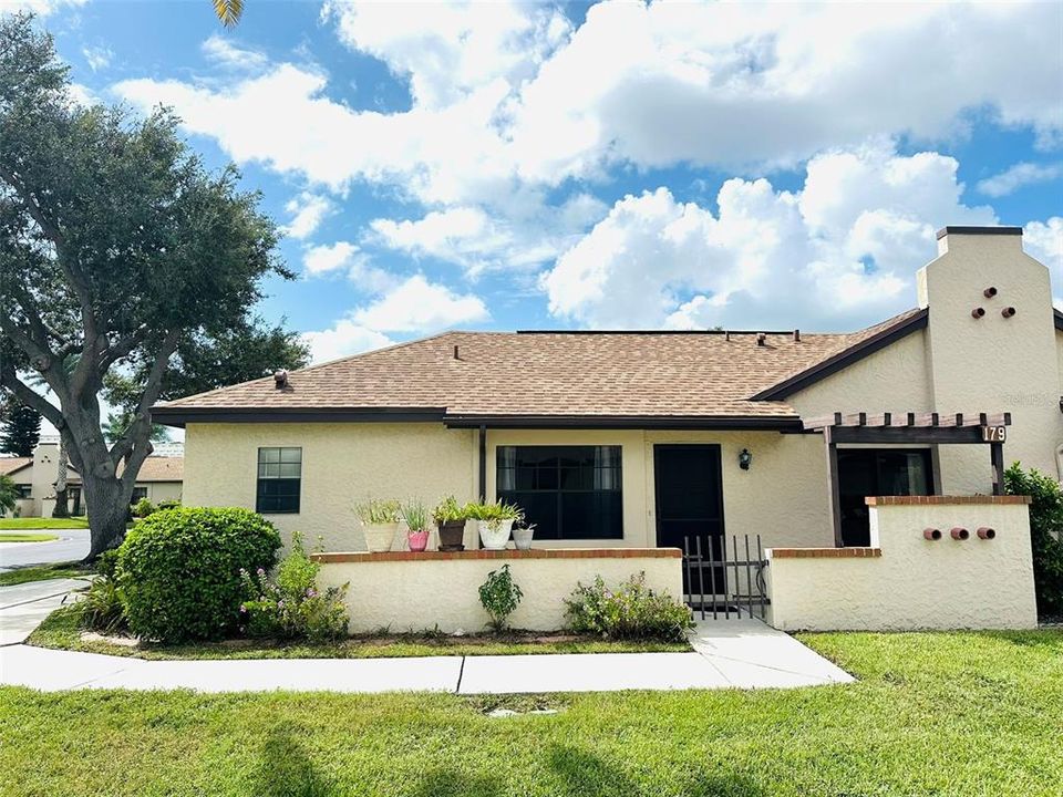 Active With Contract: $129,900 (2 beds, 2 baths, 930 Square Feet)