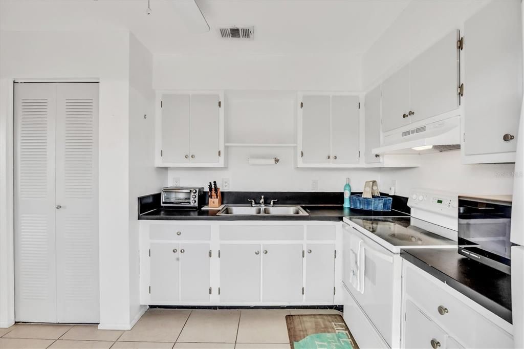 Active With Contract: $129,900 (2 beds, 2 baths, 930 Square Feet)