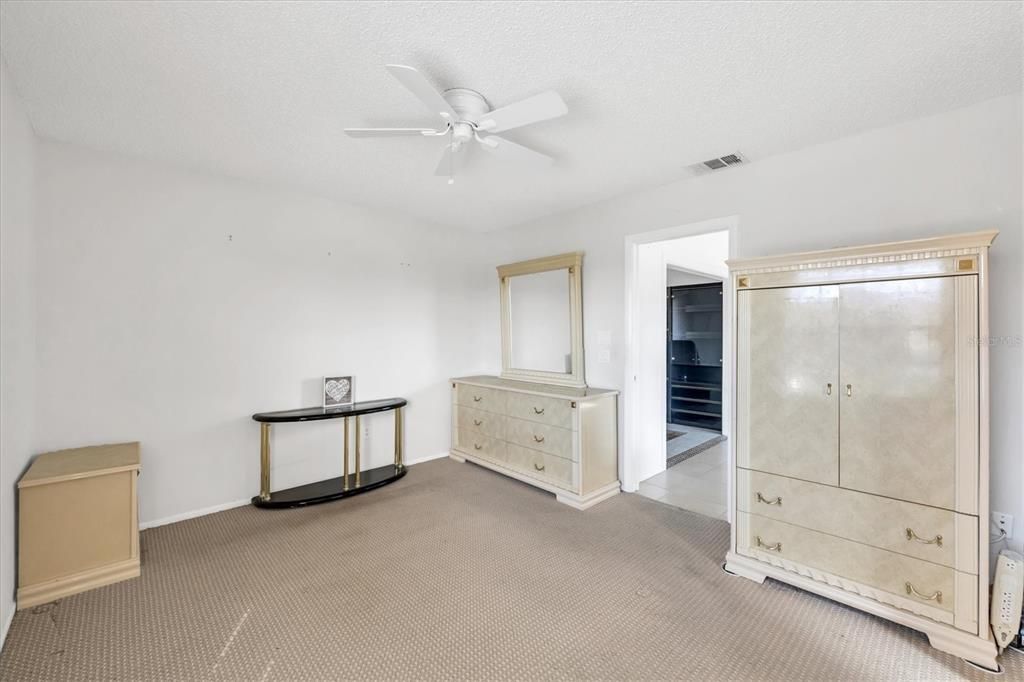 Active With Contract: $129,900 (2 beds, 2 baths, 930 Square Feet)