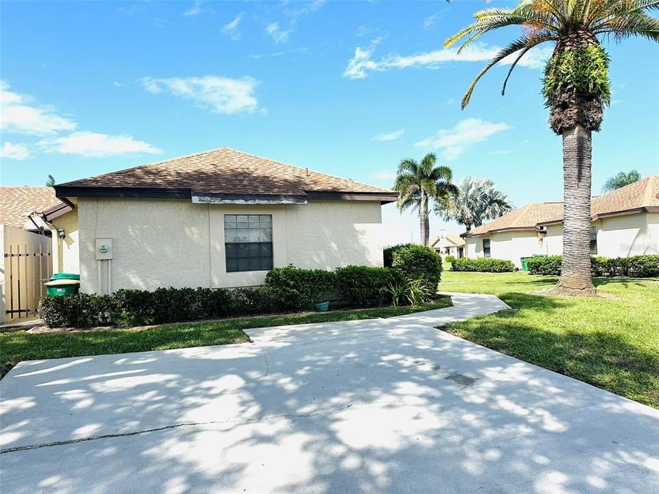 Active With Contract: $129,900 (2 beds, 2 baths, 930 Square Feet)