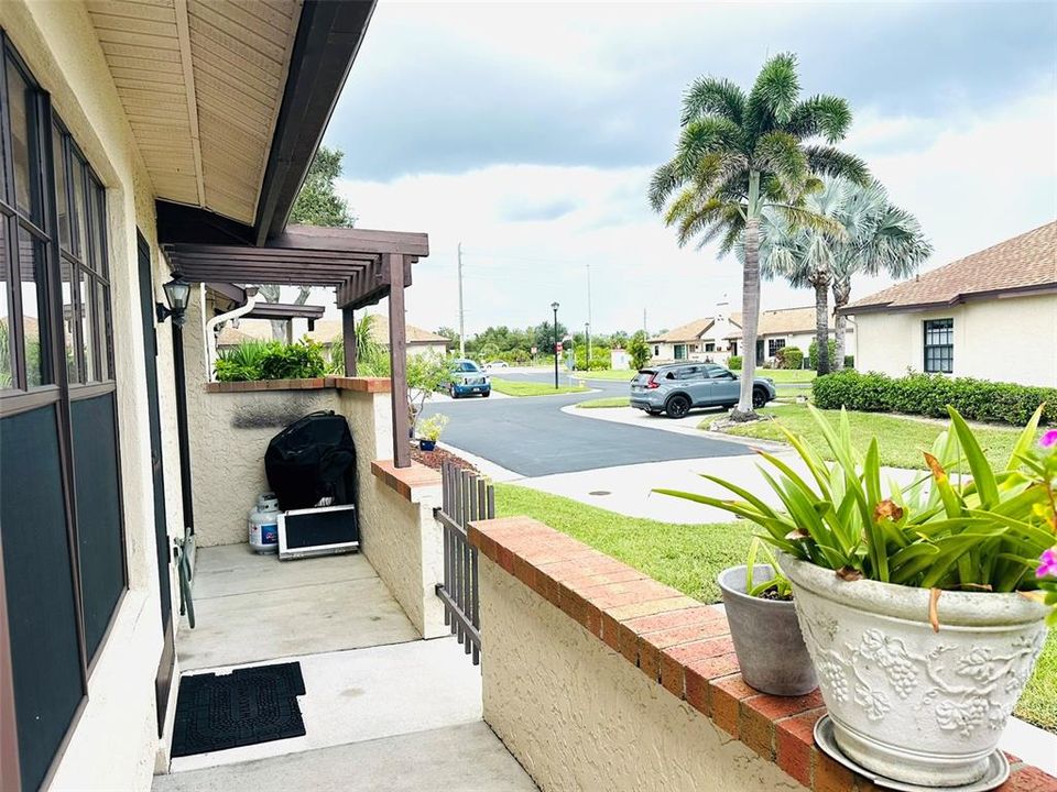 Active With Contract: $129,900 (2 beds, 2 baths, 930 Square Feet)