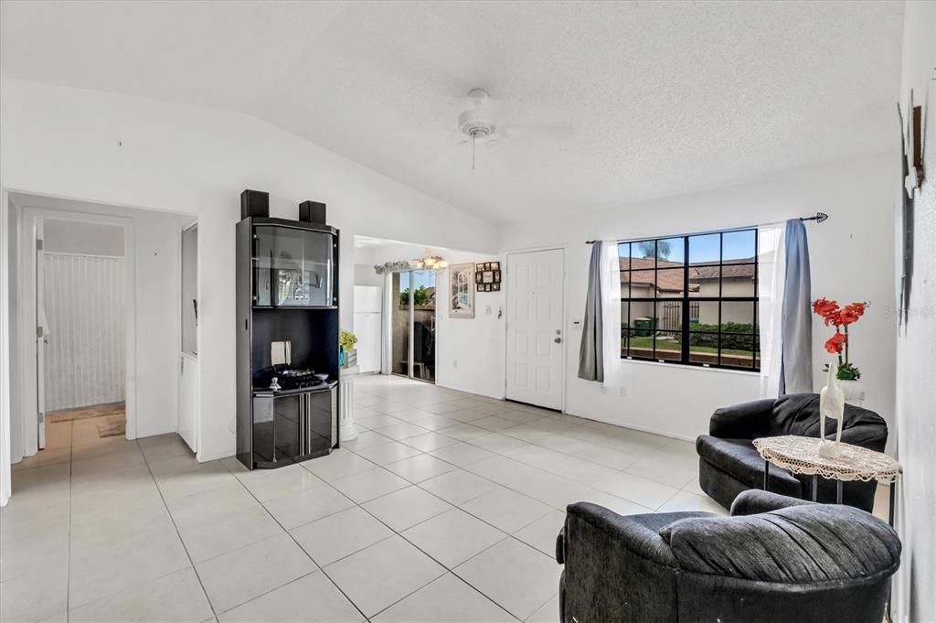 Active With Contract: $129,900 (2 beds, 2 baths, 930 Square Feet)