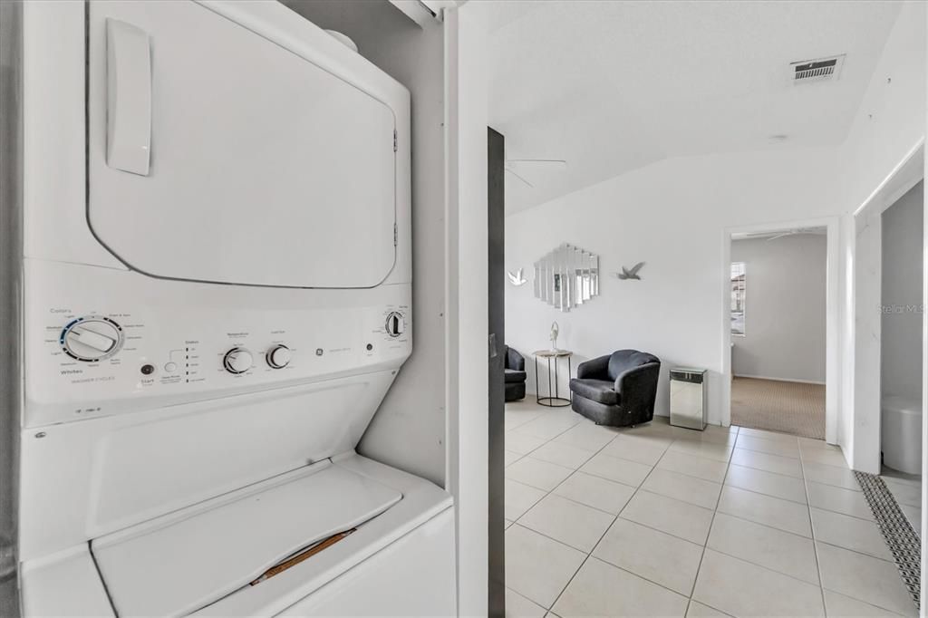 Active With Contract: $129,900 (2 beds, 2 baths, 930 Square Feet)