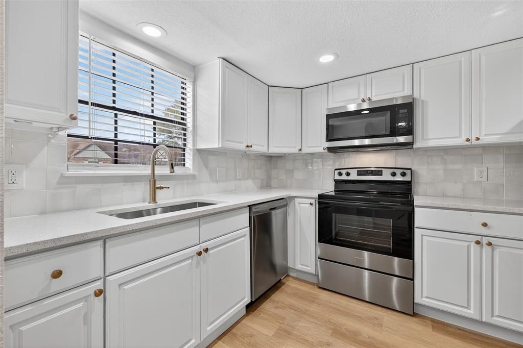 Active With Contract: $240,000 (2 beds, 2 baths, 1240 Square Feet)