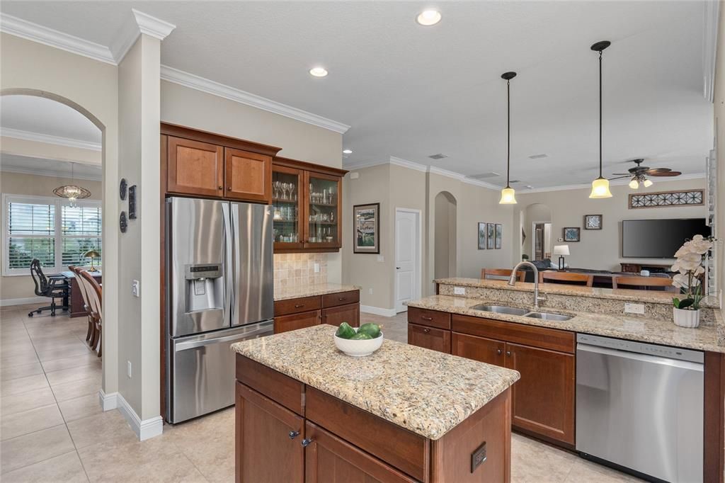 For Sale: $1,085,000 (6 beds, 4 baths, 4109 Square Feet)