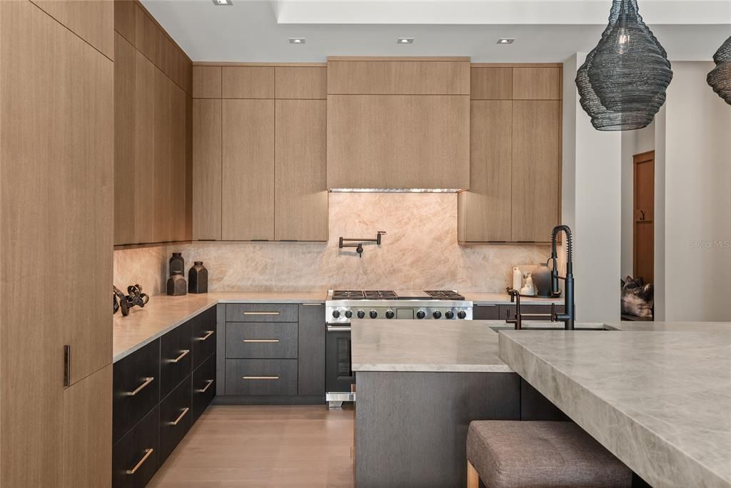 На продажу: $7,200,000 (5 спален, 6 ванн, 5939 Квадратных фут)