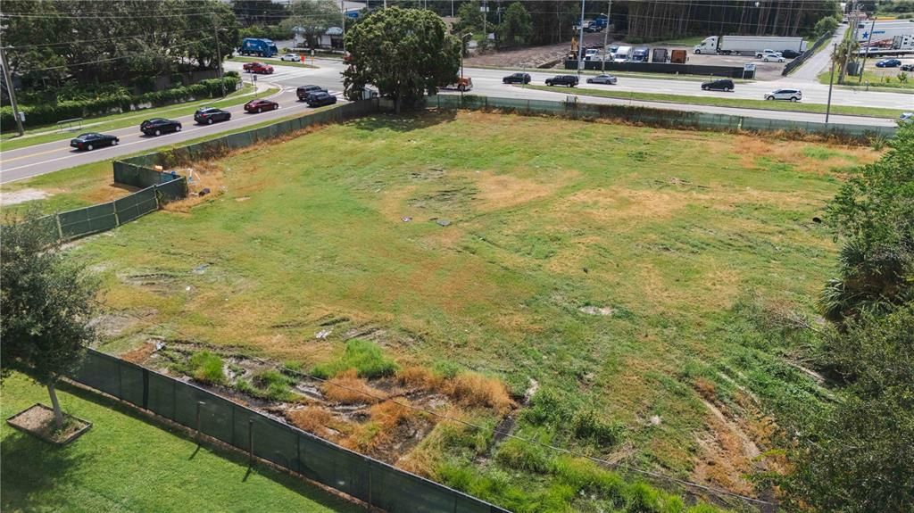 待售: $1,300,000 (1.53 acres)