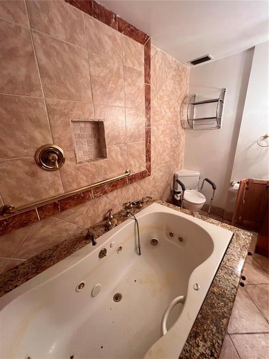 For Sale: $99,000 (2 beds, 1 baths, 952 Square Feet)