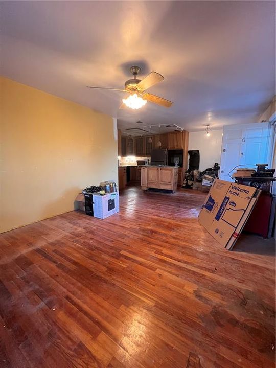 For Sale: $99,000 (2 beds, 1 baths, 952 Square Feet)