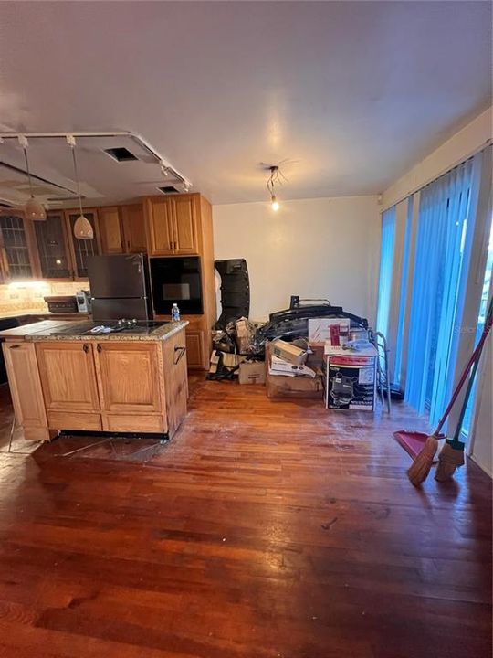 For Sale: $99,000 (2 beds, 1 baths, 952 Square Feet)