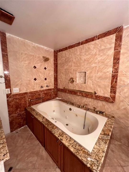 For Sale: $99,000 (2 beds, 1 baths, 952 Square Feet)