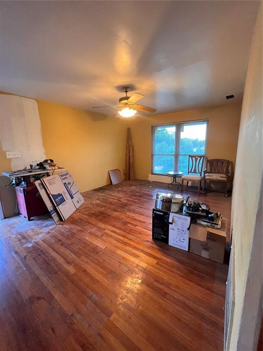 For Sale: $99,000 (2 beds, 1 baths, 952 Square Feet)