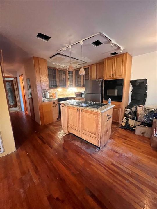 For Sale: $99,000 (2 beds, 1 baths, 952 Square Feet)