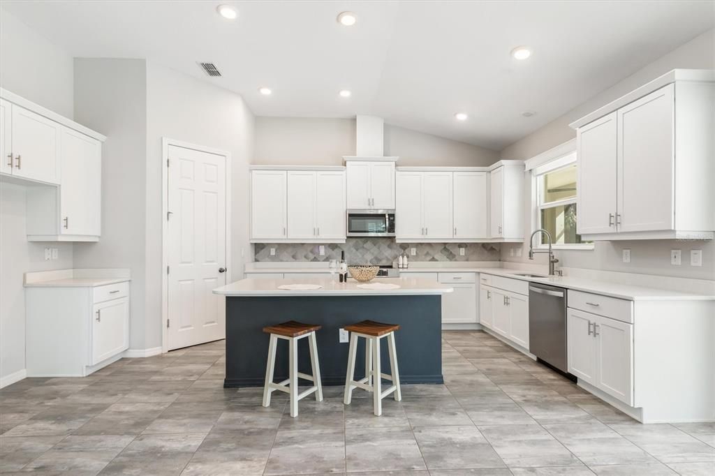 Active With Contract: $619,500 (3 beds, 2 baths, 2548 Square Feet)