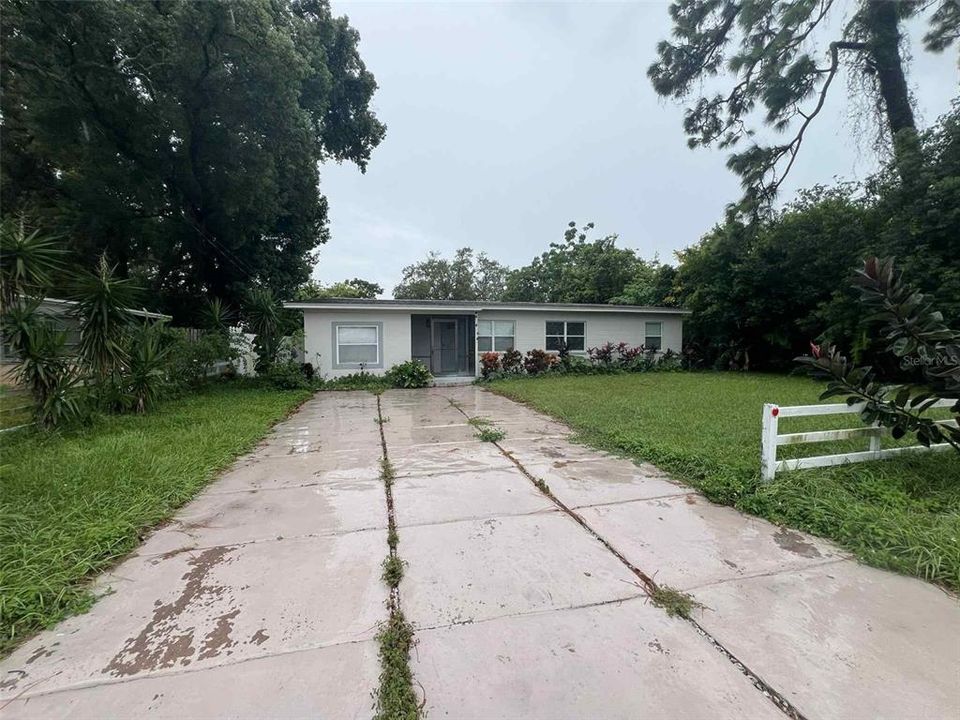 Active With Contract: $2,300 (5 beds, 2 baths, 1489 Square Feet)