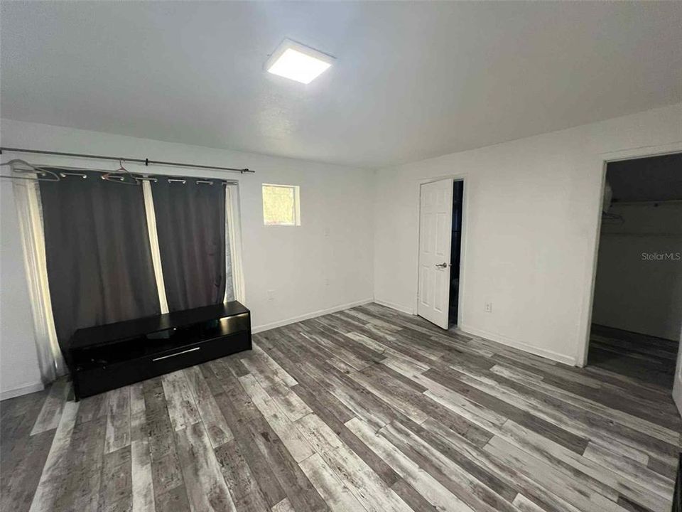 Active With Contract: $2,300 (5 beds, 2 baths, 1489 Square Feet)