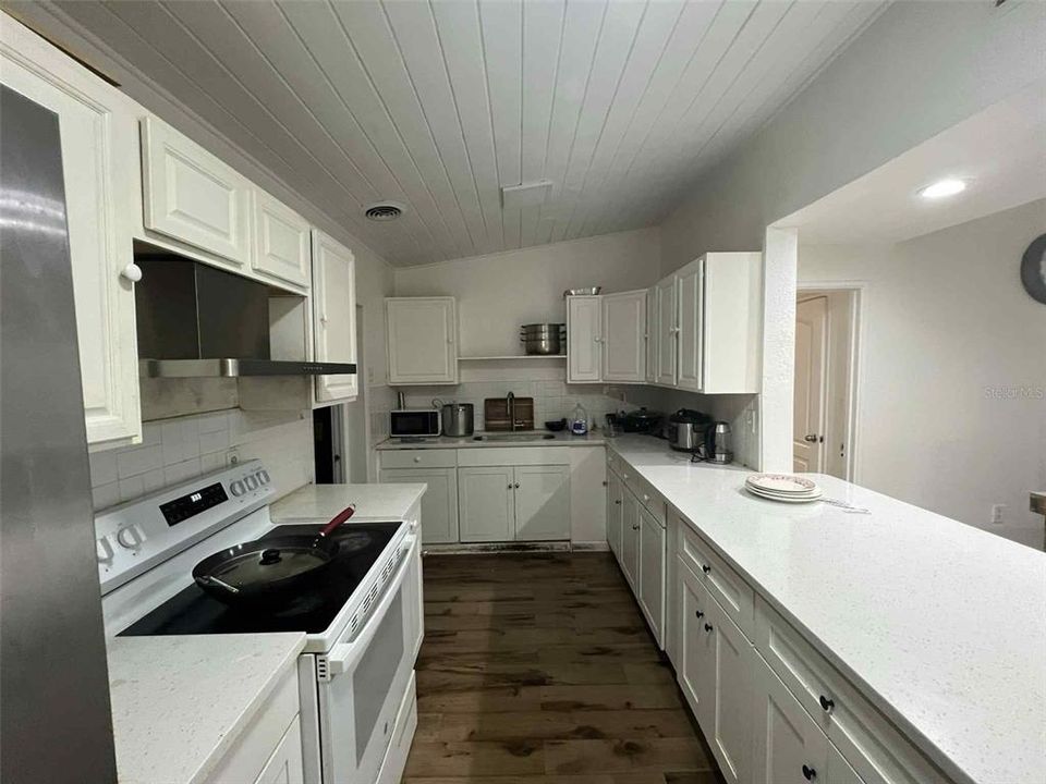 Active With Contract: $2,300 (5 beds, 2 baths, 1489 Square Feet)