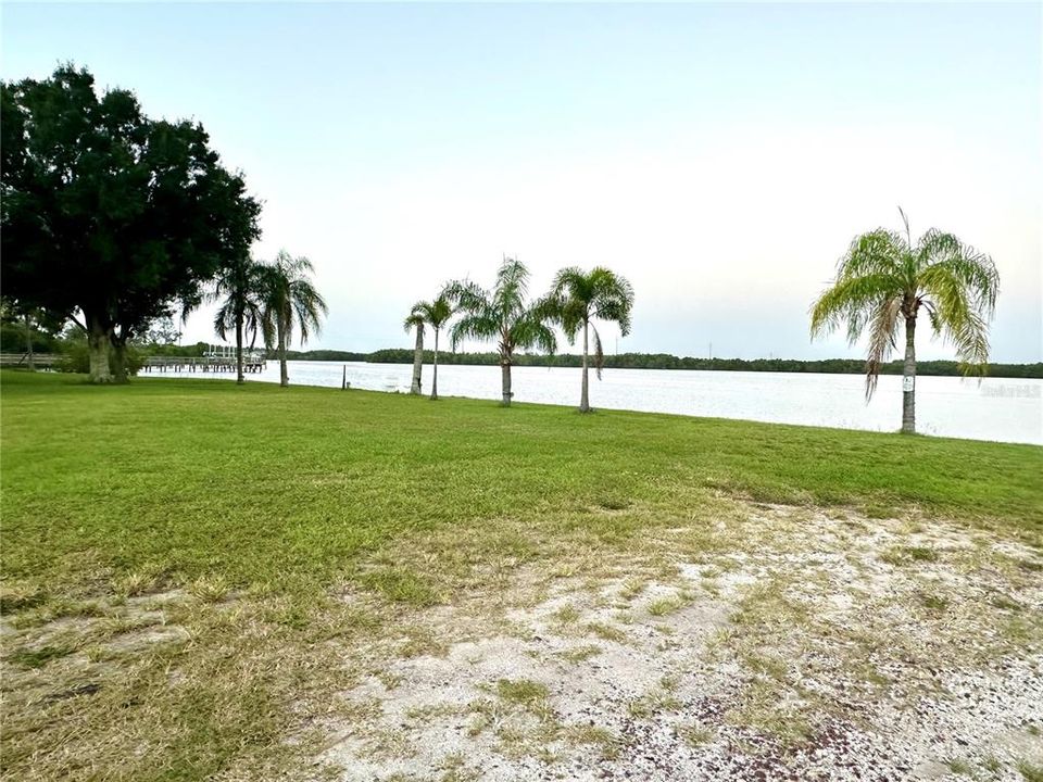 合同活跃: $18,000 (0.25 acres)