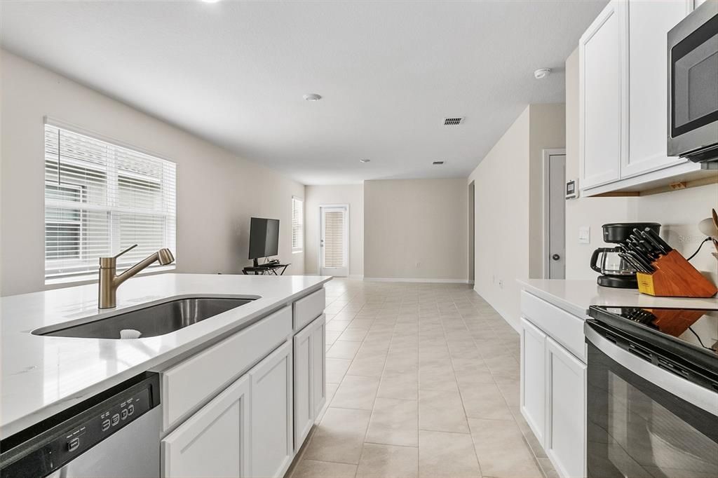 En Venta: $277,000 (4 camas, 2 baños, 1665 Pies cuadrados)