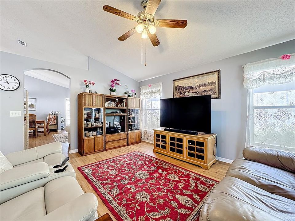 合同活跃: $420,000 (4 贝兹, 2 浴室, 1870 平方英尺)