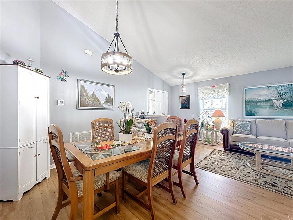 合同活跃: $420,000 (4 贝兹, 2 浴室, 1870 平方英尺)