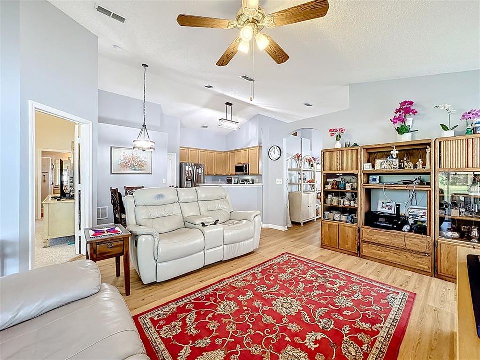 合同活跃: $420,000 (4 贝兹, 2 浴室, 1870 平方英尺)