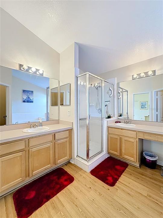 合同活跃: $420,000 (4 贝兹, 2 浴室, 1870 平方英尺)