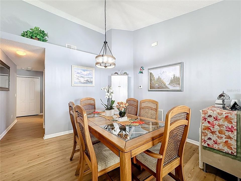 合同活跃: $420,000 (4 贝兹, 2 浴室, 1870 平方英尺)