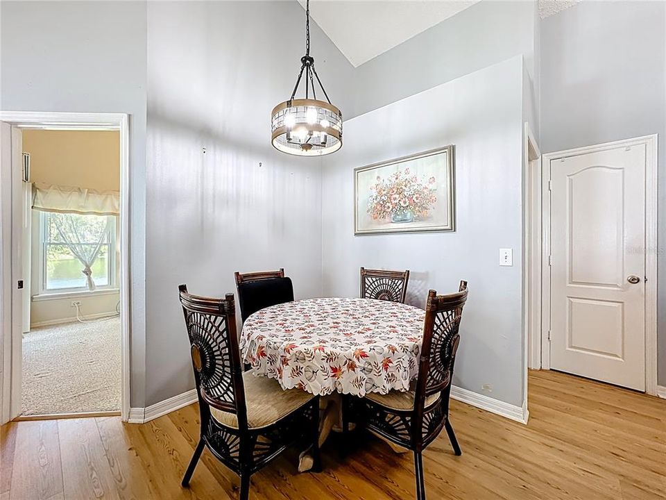 合同活跃: $420,000 (4 贝兹, 2 浴室, 1870 平方英尺)