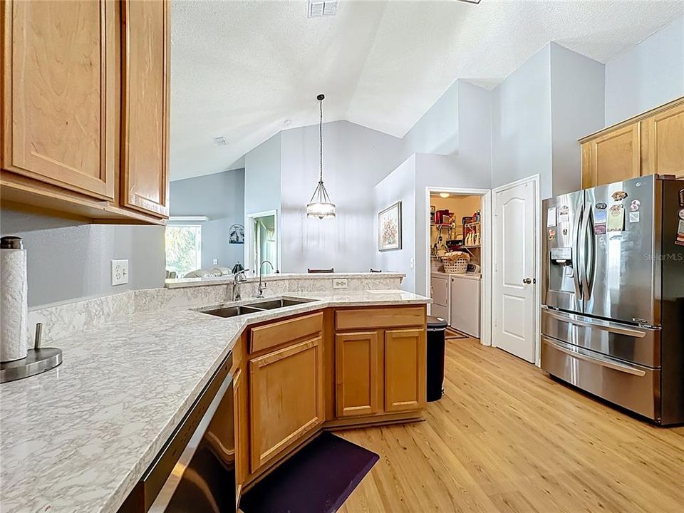 合同活跃: $420,000 (4 贝兹, 2 浴室, 1870 平方英尺)