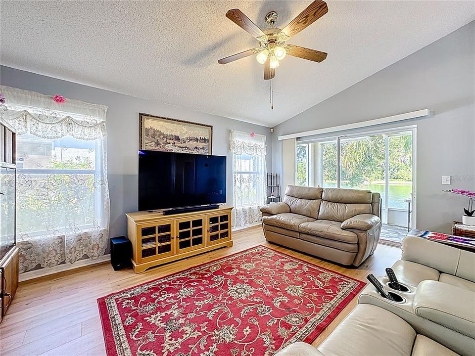 合同活跃: $420,000 (4 贝兹, 2 浴室, 1870 平方英尺)