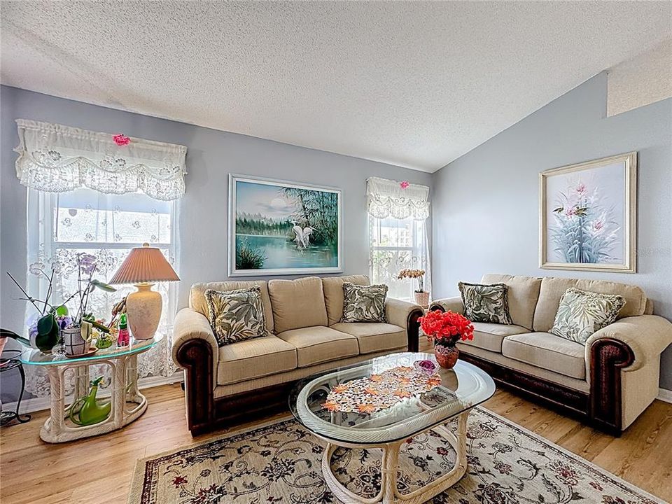 合同活跃: $420,000 (4 贝兹, 2 浴室, 1870 平方英尺)